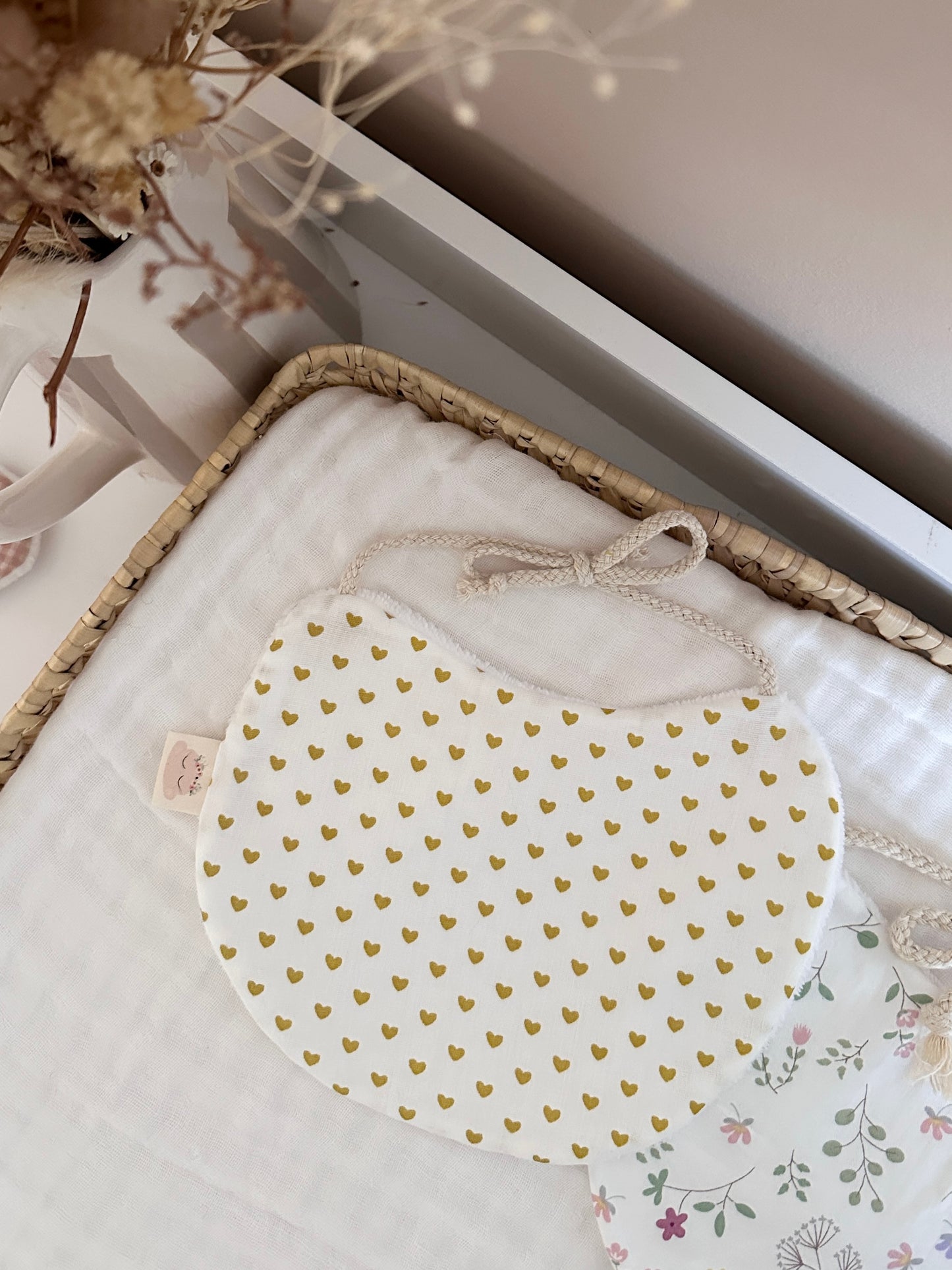 Bavoir rond - coeurs moutarde