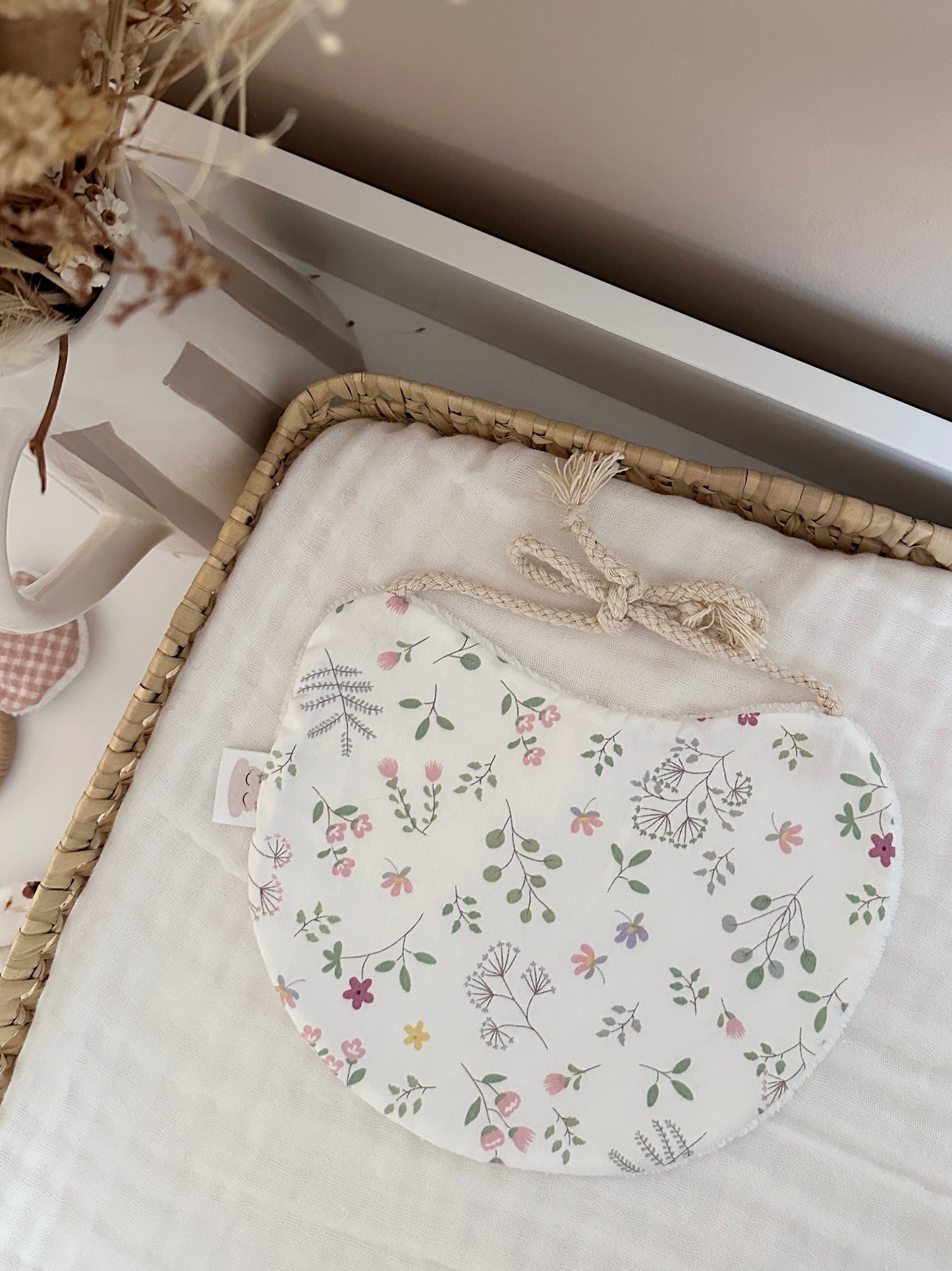 Bavoir rond - fleurs roses