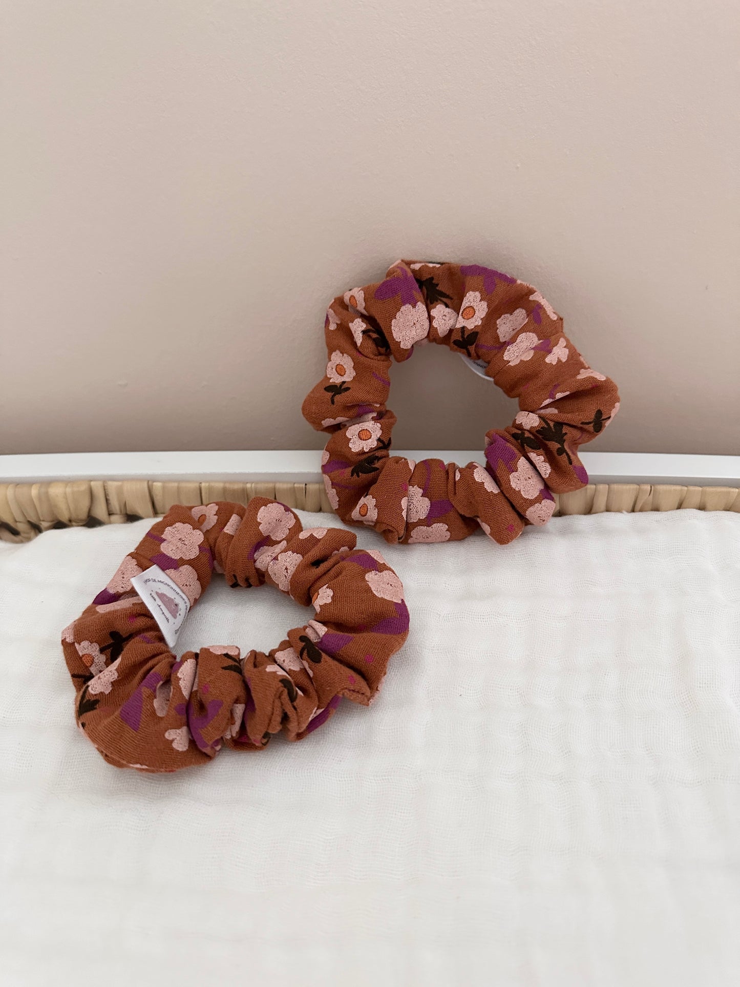 Chouchou marron fleuris