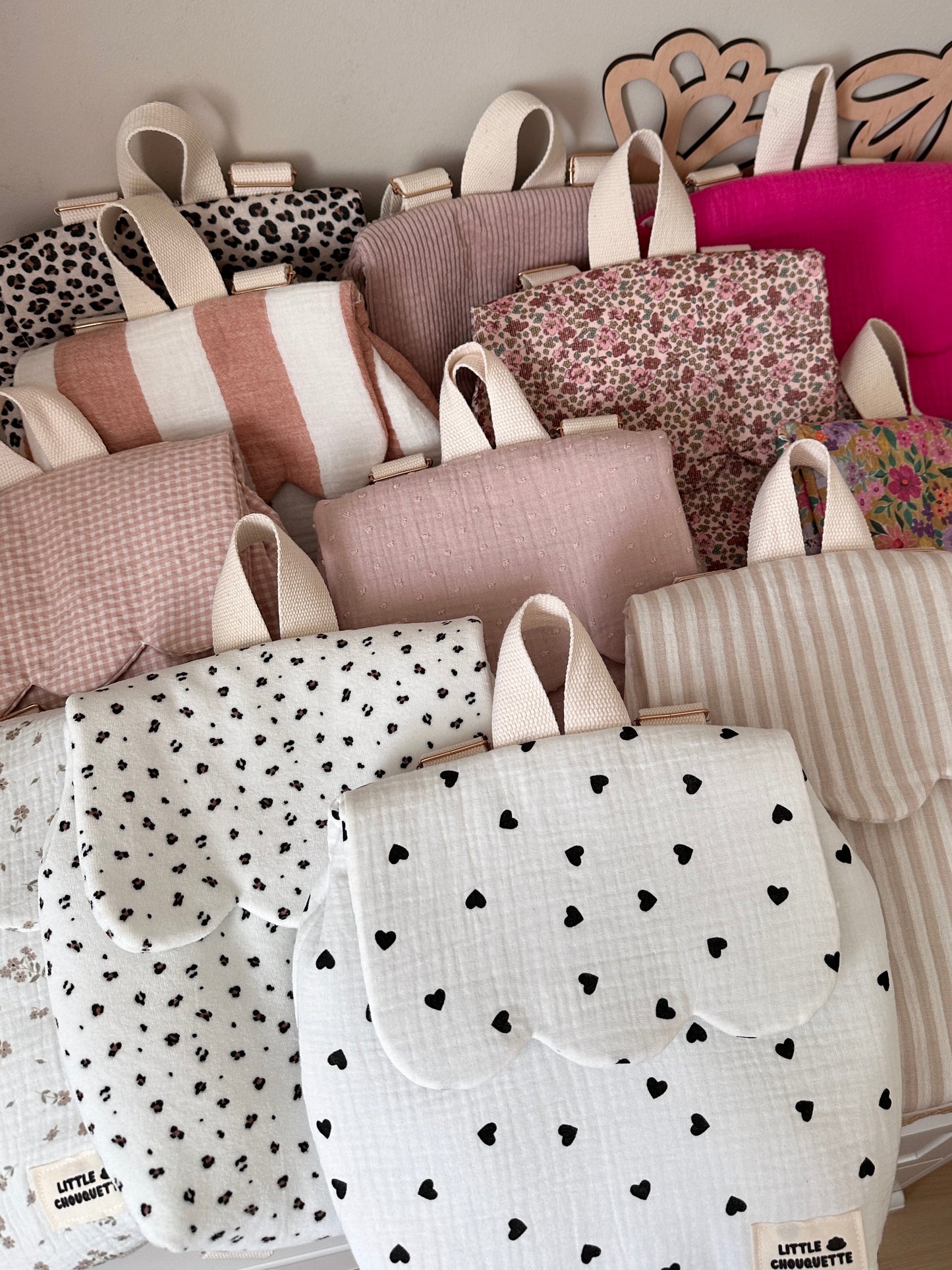 Sac à dos bébé personnalisable - Coeurs noirs