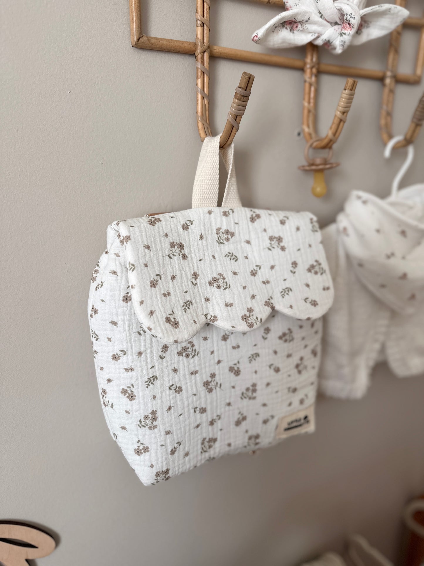 Sac à dos bébé personnalisable - Fleurs taupe