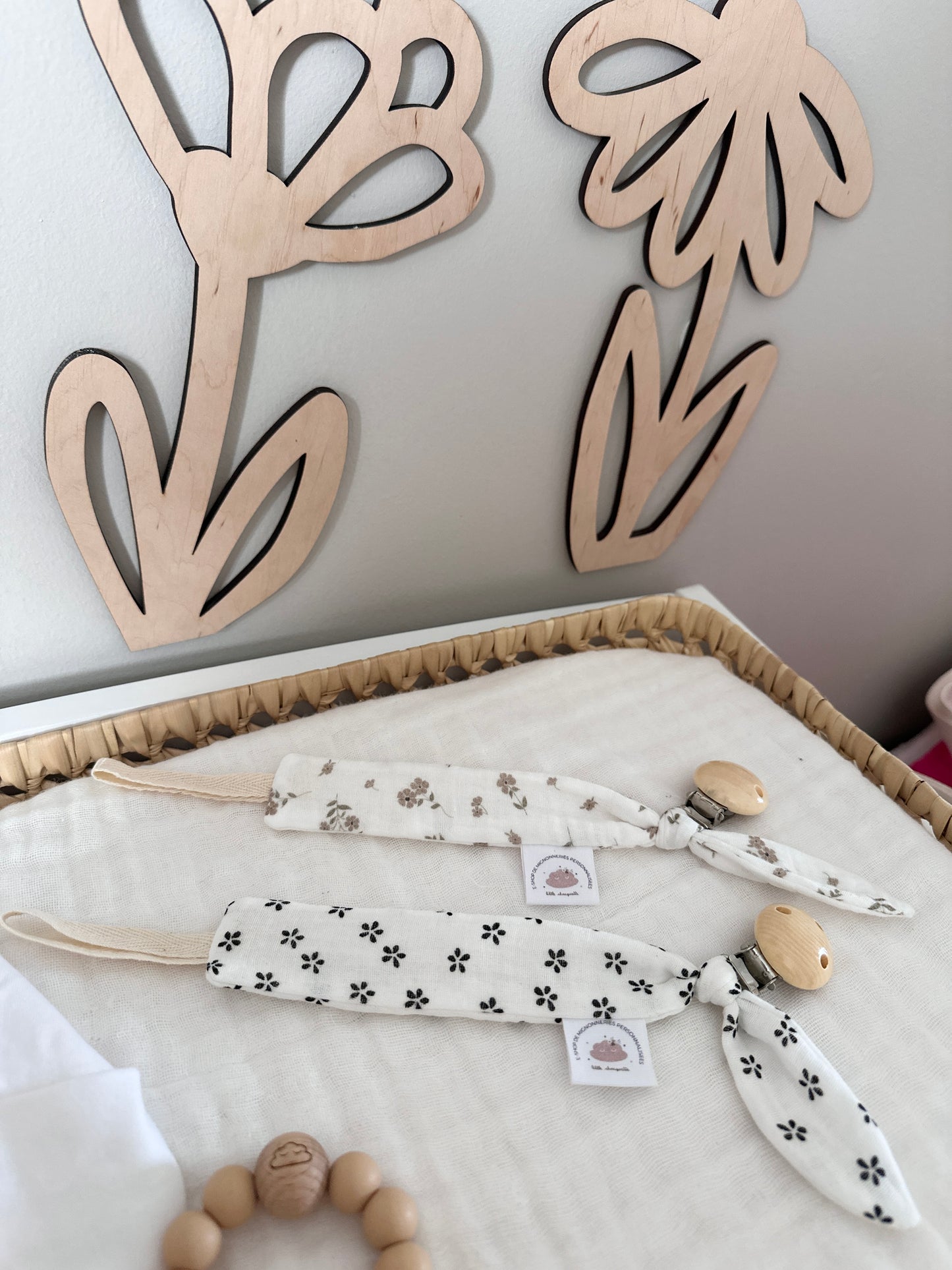 Attache tétine personnalisé - fleurs noires