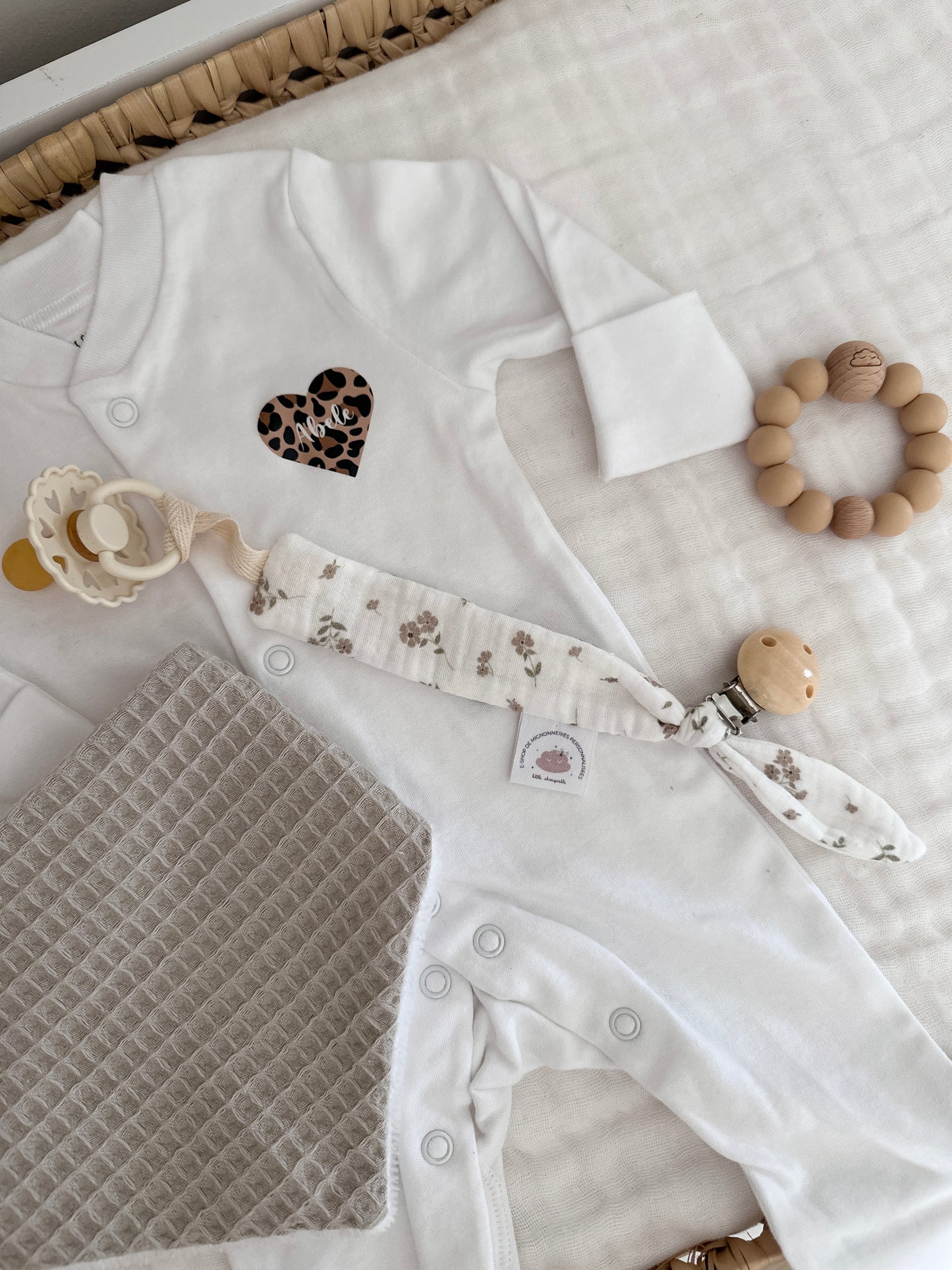 Attache tétine personnalisé - fleurs taupes