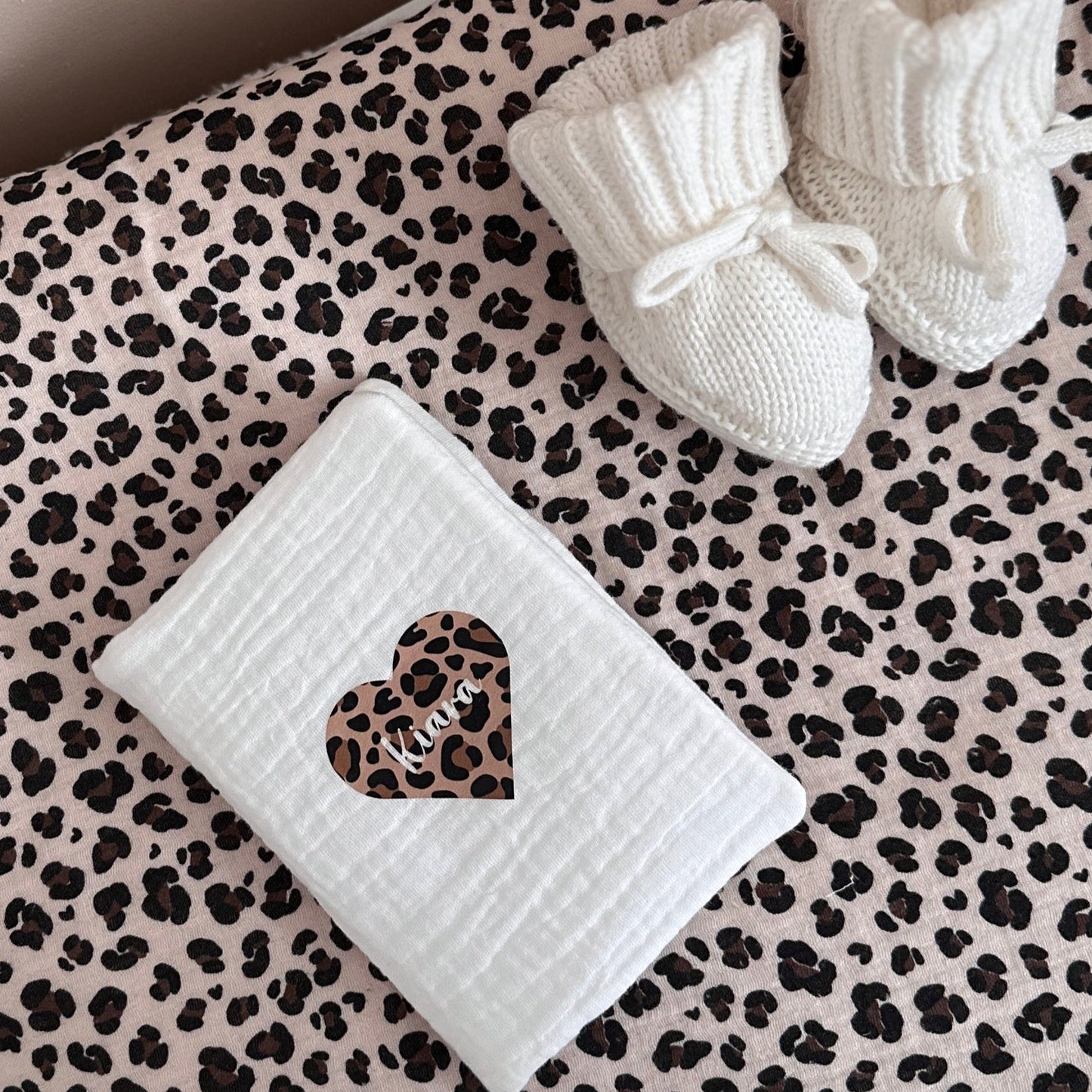 Protège passeport - blanc coeur Léopard