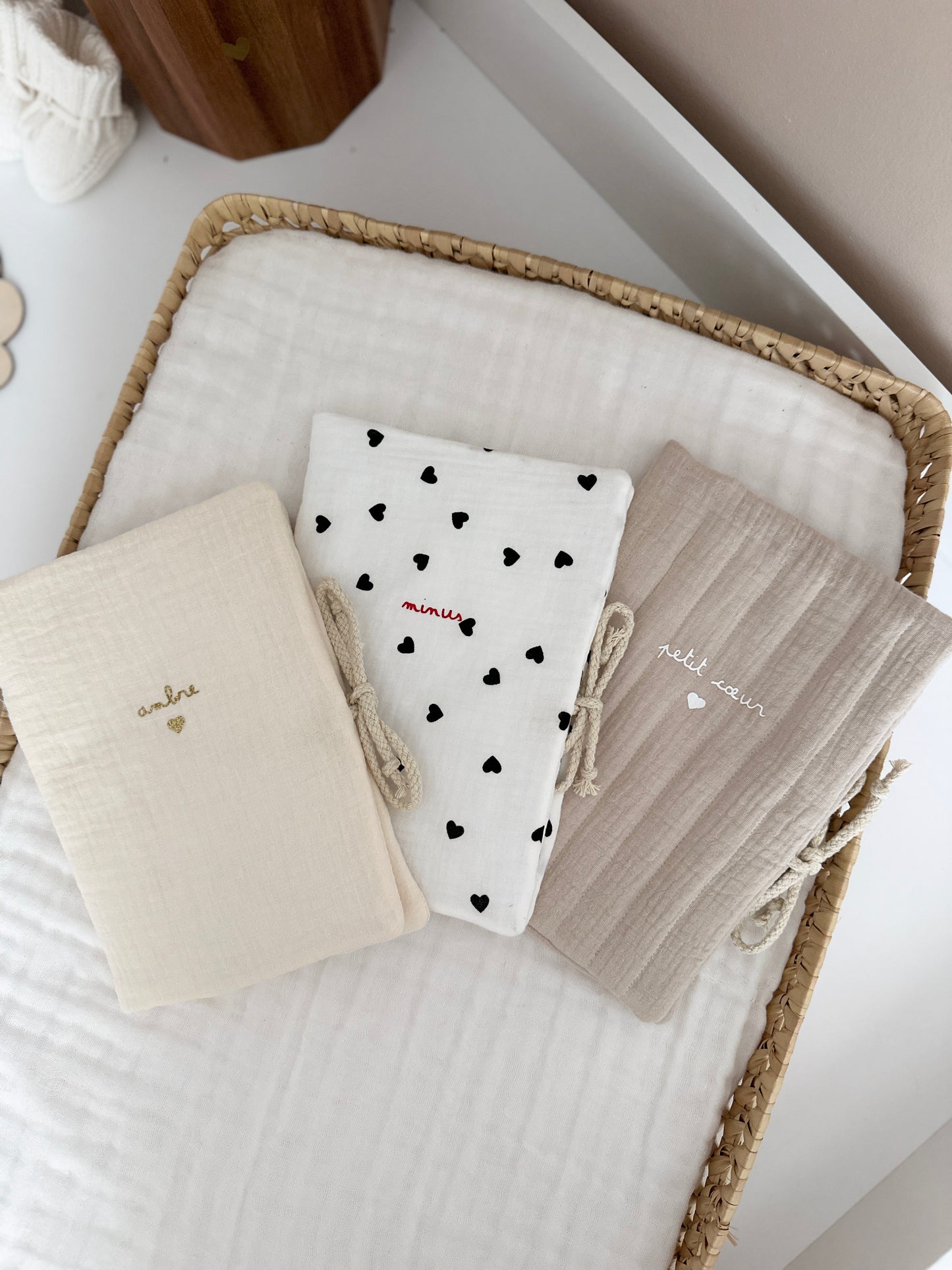 Protège carnet de santé - Petits coeurs noirs