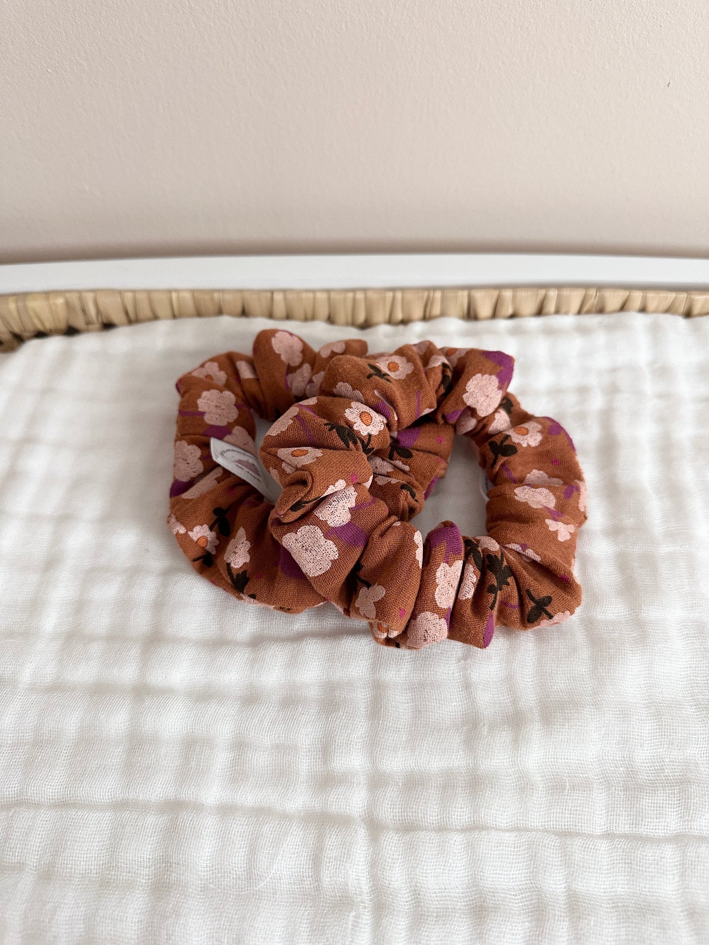 Chouchou marron fleuris