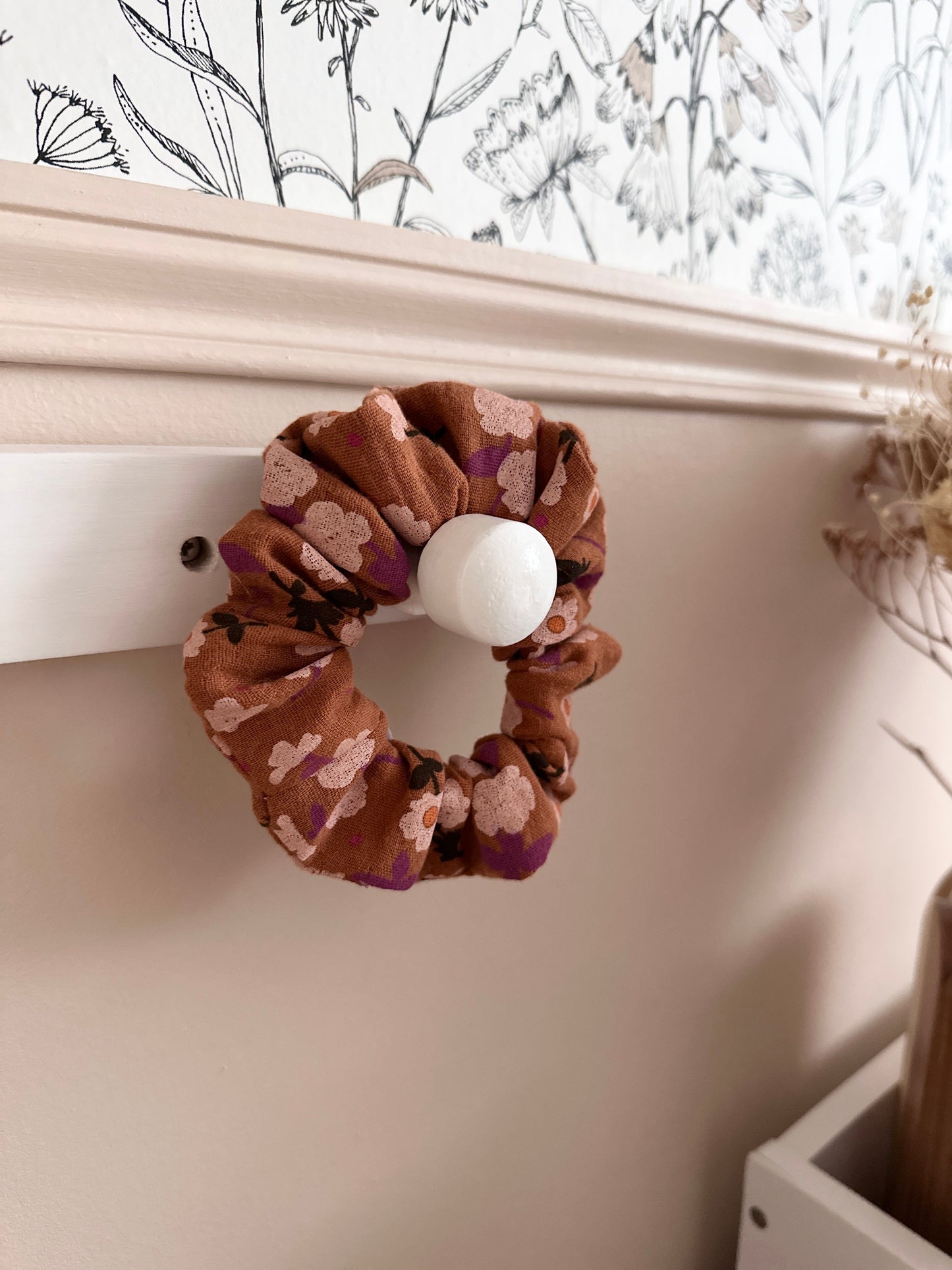 Chouchou marron fleuris