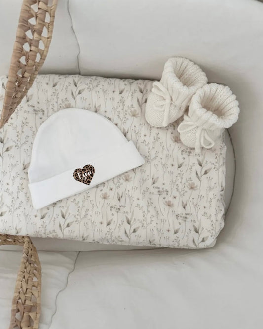 Bonnet naissance personnalisé - Coeur léopard