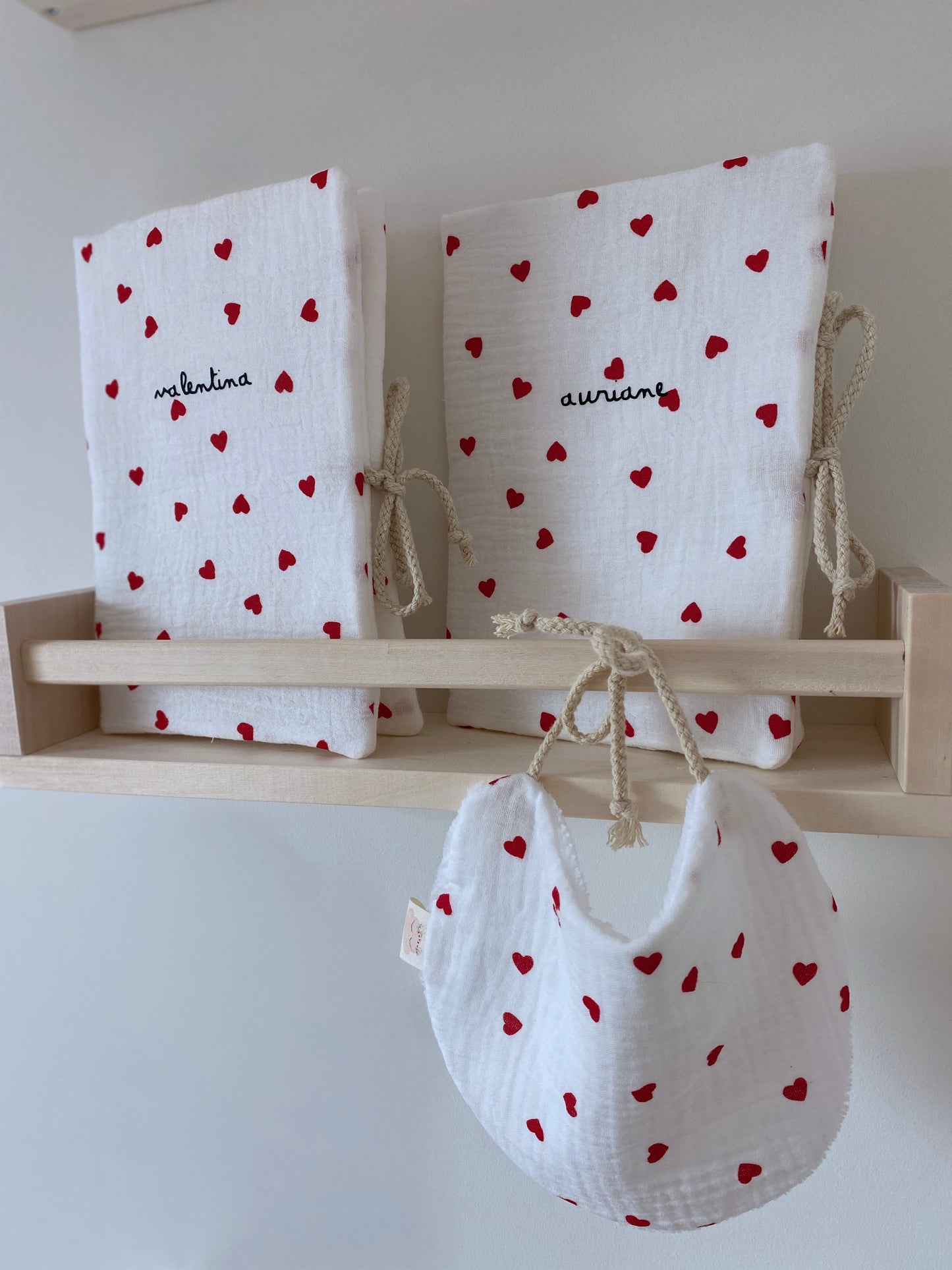 Protège carnet de santé - Petits coeurs rouges